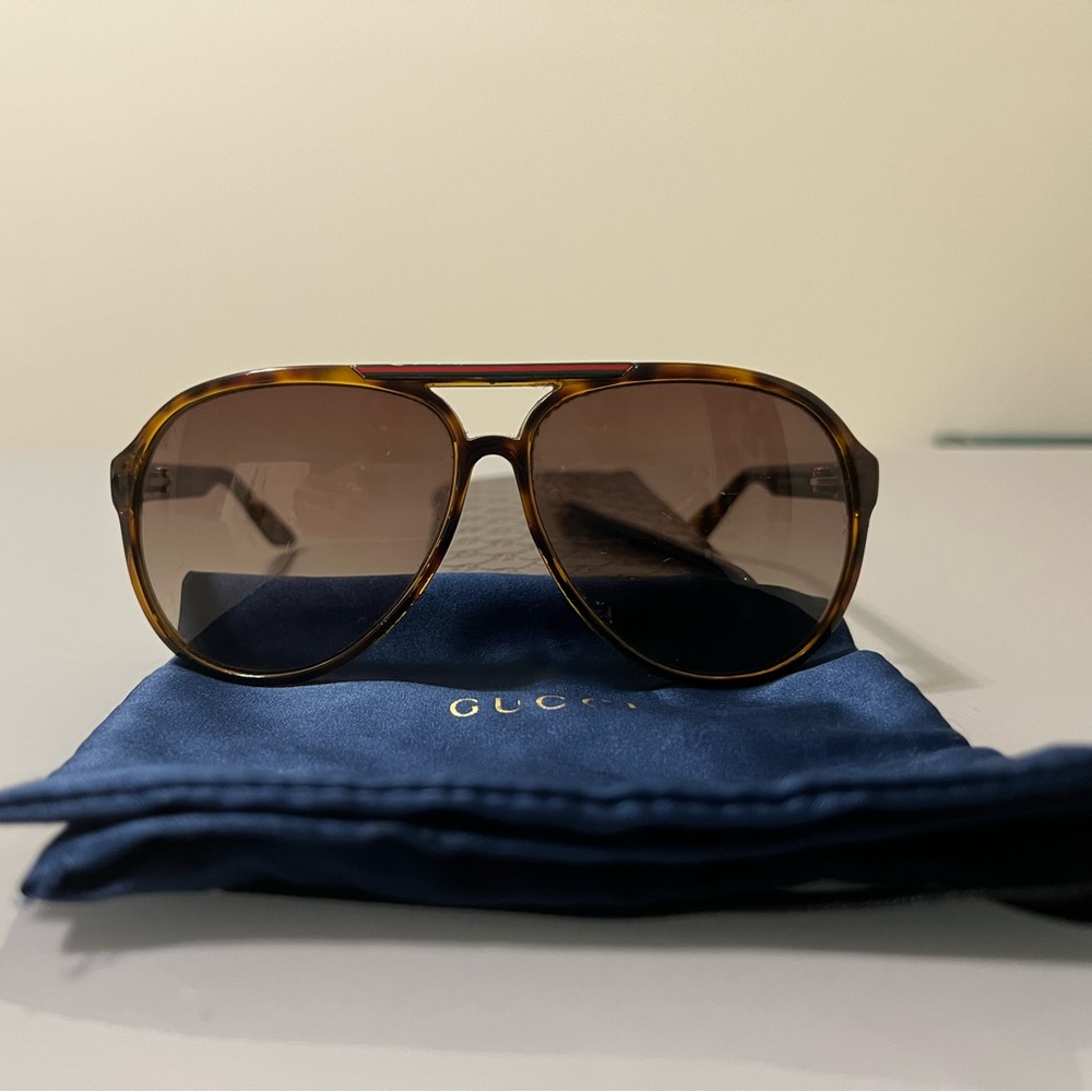 Authentic Gucci men’s aviator sunglasses. Comes with dust bag and case.